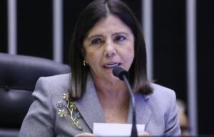 Roseana Sarney deixa secretaria e retorna à Câmara dos Deputados