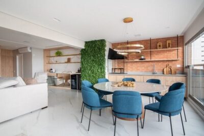 Referências do décor clássico se fundem elementos modernos em projeto de reforma de apartamento