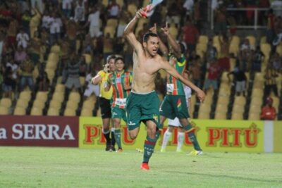 Regularizado, Nádson tem que ser titular e ponto