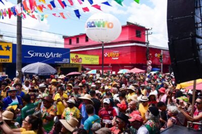 Uma multidão e grupos de bumba-meu-boi se reúnem para tradicional homenagem a São Marçal