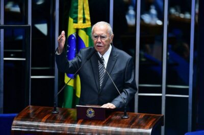 Presidente da redemocratização, José Sarney é homenageado em Plenário lotado