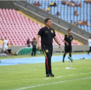 Sampaio demite técnico Evaristo Piza