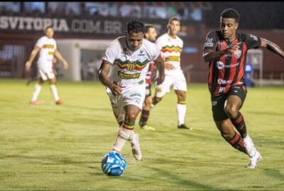 De virada, Sampaio é derrotado pelo Vitória