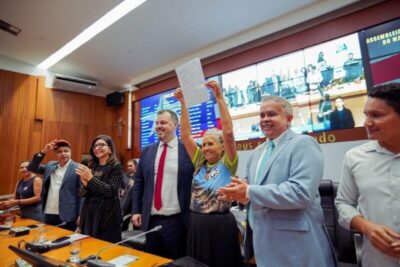 Assembleia homenageia quebradeiras de coco babaçu em sessão solene