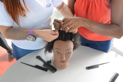 Oficina de tranças no Centro Socioeducativo Florescer empodera adolescentes