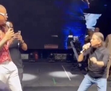 Fábio Gentil abusa do rebolado durante show de Léo Santana em Caxias