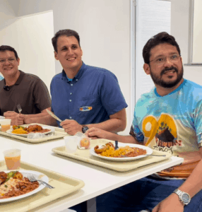 Em Cajapió, Orleans Brandão e Dr. Rômulo entregam ambulância, restaurante popular, laboratório e iniciam estrada da praia de Itapéua