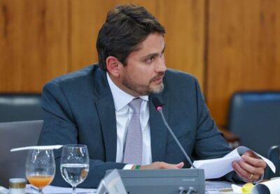 Ministro Juscelino Filho esclarece uso de voos oficiais