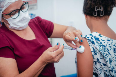 Governo avança com vacinação contra a dengue em 15 municípios e Alcântara ultrapassa a meta de 90% de cobertura