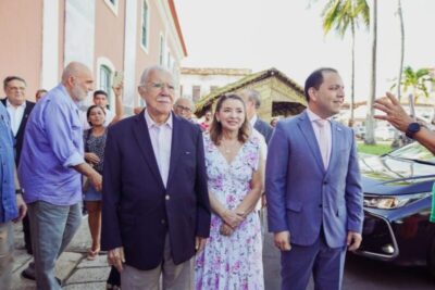 Ao lado de José Sarney, Iracema Vale visita o ‘Salão de Arte 30 Cores em Maio’
