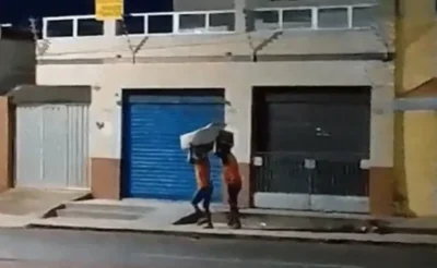 ASSISTA! Dupla furta ar-condicionado de prédio e carrega aparelho na cabeça, em São Luís
