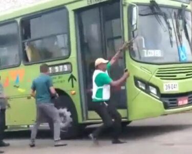 VÍDEO: Sindicalista se agarra a ônibus para impedir veículo de circular na Grande Ilha