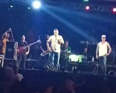 Prefeito estribado banca a farra da população em Nova Iorque