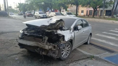 Carro destruído é abandonado na Avenida dos Africanos após colisão