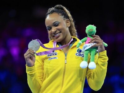 Rebeca Andrade conquista prata e se torna recordista do Brasil