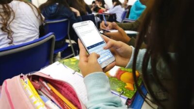 Com novos limites para celulares em escolas, internet ganha atenção como ameaça à infância