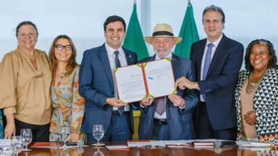 Lula sanciona lei que restringe uso de celulares nas escolas