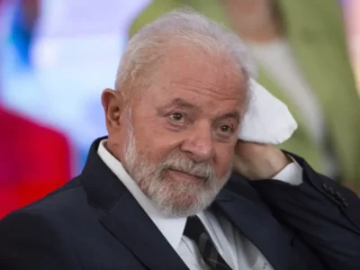 Com 145 assinaturas, oposição protocola pedido de impeachment contra o presidente Lula
