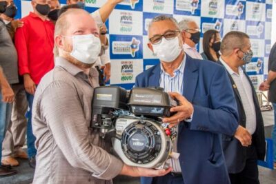 Othelino participa da entrega de equipamentos para estimular a pesca artesanal