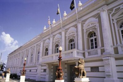 Homem armado de faca invade museu do Palácio dos Leões e faz guia turística de refém
