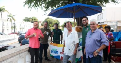 Brandão entrega carrinhos Minha Renda a comerciantes da Praça Dom Pedro II
