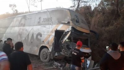 URGENTE! Ônibus do cantor Jonas Esticado se envolve em acidente na BR-226 entre Barra do Corda e Presidente Dutra