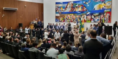 Deputados tomam posse com promessa de compromisso e trabalho