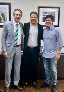 CONTRASTE ABSURDO: Camilo Santana é exemplo, Luciano Genésio, despreza, humilha e destrói a Educação.