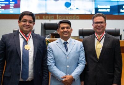 Advogados Daniel Blume e Thiago Brhanner recebem homenagem da Assembleia Legislativa