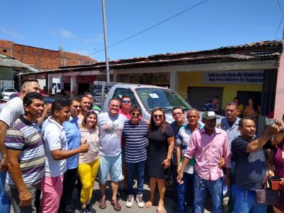 Em Raposa, Roberto Rocha entrega caminhão, fábrica de gelo e anuncia outros maquinários