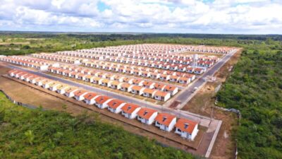 Senador Roberto Rocha e ministro Gustavo Canuto entregam 500 casas em Rosário.
