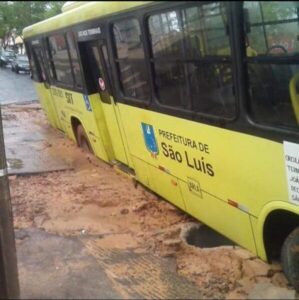 Na imagem do dia, o asfalto eleitoral comunista sendo levado pela primeira chuva…