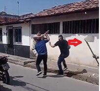 Veja nos vídeos: Vereador soca agressor, encontram-se em delegacia, pedem desculpas e selam a paz abraçados….