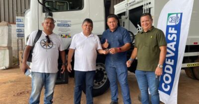 Deputado Márcio Jerry entrega caminhão compactador de lixo para a cidade de Santo Amaro