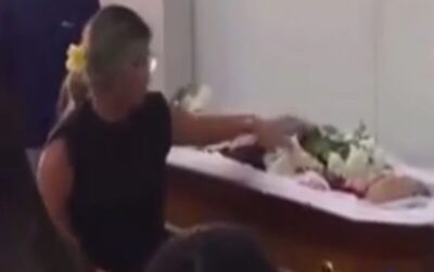 Enterro do TH da Maré tem multidão e homenagem da amante. Veja o Vídeo