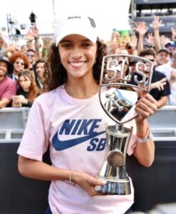 Rayssa Leal brilha em Brasília para ficar com título de etapa da SLS