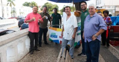 Brandão entrega carrinhos Minha Renda a comerciantes da Praça Dom Pedro II
