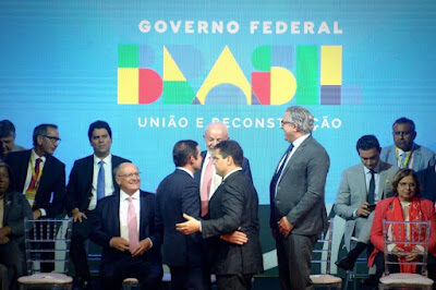 Lula reforça apoio aos municípios e minimiza cobranças em evento com prefeitos