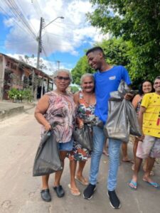 Vini Jansen faz distribuição de toneladas de peixes na Capital.