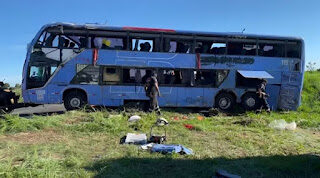 Ônibus tomba com 54 pessoas e deixa 11 mortos na MG-223