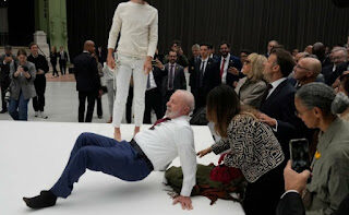 Em exposição em Paris, Lula se deita no chão e imita movimento acrobático