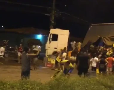 Carreta carregada de cerveja tomba e carga é saqueada por moradores em São Luís