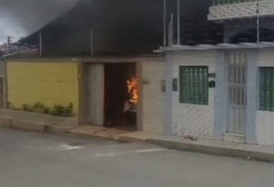 Carro pega fogo dentro de garagem de residência em São Luís; VÍDEO