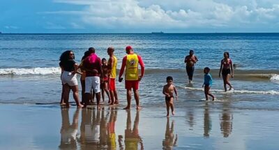 De acordo com informações dos bombeiros, a criança estava na água quando começou a se afogar.