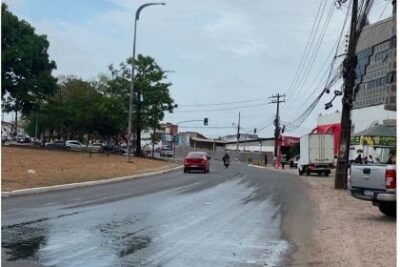 Um dos locais mais movimentados de São Luís, a Avenida Senador Vitorino Freire, na Areinha, está com um fedor insuportável devido a uma fossa estourada, bem próximo ao sinal do cruzamento.
