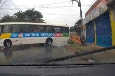Veja o vídeo do momento em que o ônibus derrapa na pista molhada na Estrada de Ribamar e bate na lateral de carro