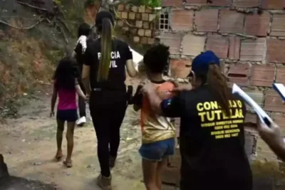 Mãe é presa por entregar as cinco filhas como “presente” para marido abusar