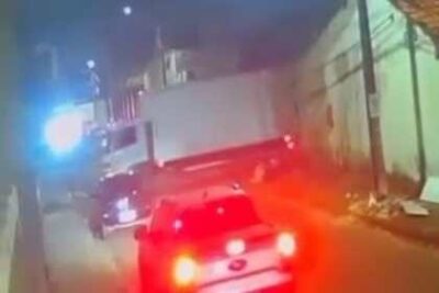 Poste quebra e cai no bairro Cohatrac IV após caminhão enroscar em fiação elétrica