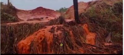 Moradores denunciam que mineradora não constrói barreiras e lama invade rio limoneiro na Zona Rural