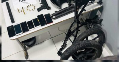 Mulher é detida em desmanche de motocicletas com submetralhadora .40 e um rifle calibre 5.8